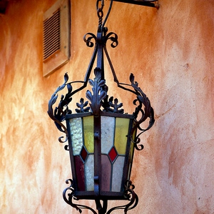 Luminaire en fer forgé et verre coloré - Italie  - collection de photos clin d'oeil, catégorie rues